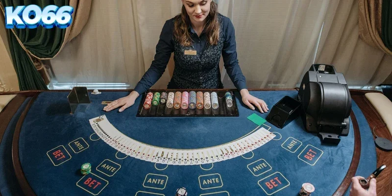 Dealer chia bài đang thực hiện thao tác chia bài chuẩn xác trên bàn Baccarat trực tuyến