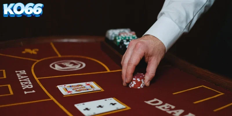 Giao diện bàn chơi casino trực tuyến với dealer chia bài xinh đẹp KO66 chuyên nghiệp
