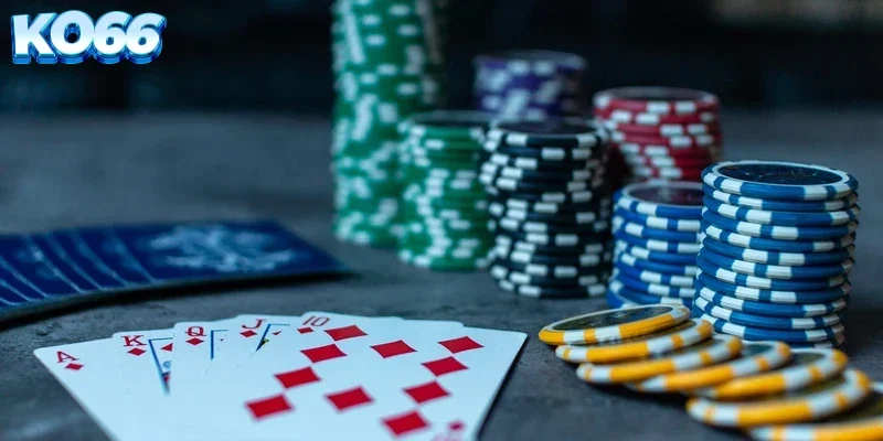 Người chơi tập trung phân tích các lá bài rác trong ván Sâm lốc