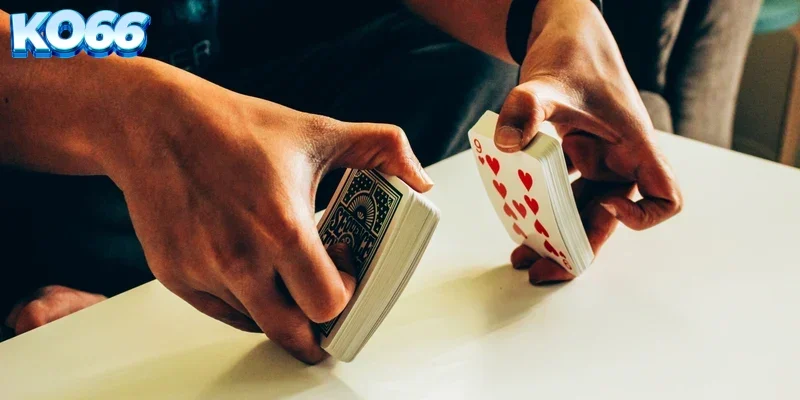 Sắp xếp các quân bài Tam cúc thành tổ hợp chiến thuật trên màn hình